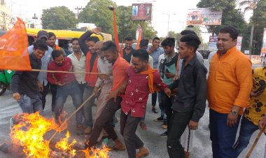 हिंदुत्व की तुलना आईएएस से करने पर रुद्र महासेना ने फूंका सलमान खुर्शीद का पुतला