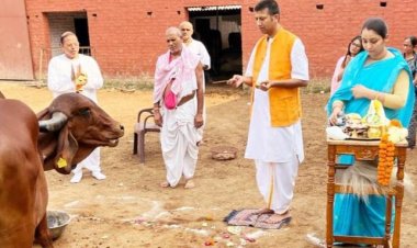 भक्तों ने गौ माता को खिलाया केला व गुड़, गौ पालकों को भी दिया गया पुरस्कार