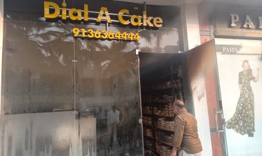 गाजियाबाद: हेबिटेट मॉल की बेकरी में आग लगने से लाखों का नुकसान
