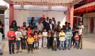 बाल दिवस पर बच्चों को दी गई स्टेशनरी, बिस्कुट, चॉकलेट और गुलाब के फूल