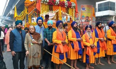 श्री गुरूनानक देव महाराज के प्रकाश पर्व पर निकाली गई प्रभात फेरी