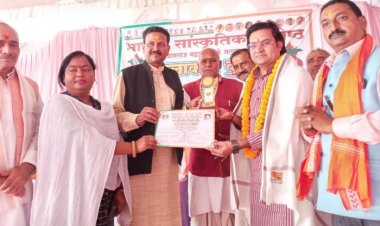 भाजपा सांस्कृतिक प्रकोष्ठ ने कलाकारों को सम्मानित किया