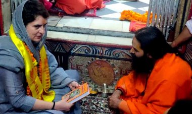 यूपी में सत्ता वापसी की कामना को लेकर कॉग्रेस महासचिव प्रियंका ने नंगे पैर मौन होकर लगाई कामदगिरि की परिक्रमा