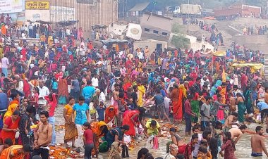 कार्तिक पूर्णिमा : लाखों श्रद्धालुओं ने गंगा में लगाई डुबकी, किया दान पुण्य, दीपदान