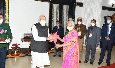 प्रधानमंत्री मोदी पहुंचे राजभवन, राज्यपाल ने किया स्वागत