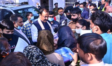 उपमुख्यमंत्री केशव मौर्य ने सड़क पर ही फरियादियों की सुनी फरियाद