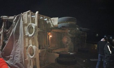 बेकाबू ट्रक की चपेट में आकर मोटरसाइकिल सवार की मौत, हाइवे पर ट्रक पलटा