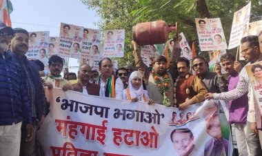 महंगाई पर कांग्रेसियों ने सब्जियों की माला पहन किया प्रदर्शन