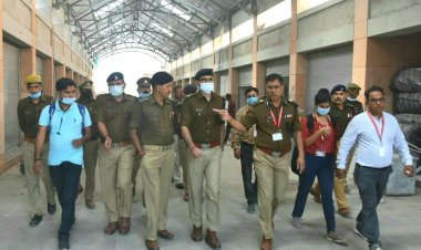 श्री काशी विश्वनाथ धाम में सुरक्षा व्यवस्था का जायजा पुलिस कमिश्नर ने लिया