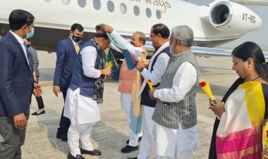 रक्षामंत्री राजनाथ सिंह वाराणसी एयरपोर्ट पहुंचे, केशव मौर्य ने किया स्वागत