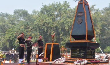 स्वर्णिम विजय मशाल के आगमन पर रेड ईगल डिवीजन ने शहीदों को दी श्रद्धांजलि