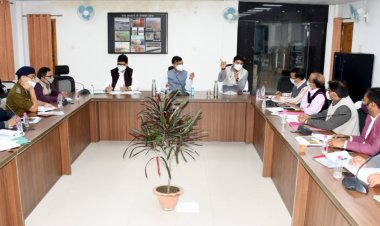 मण्डलायुक्त ने माघ मेला के तैयारियों की प्रगति समीक्षा कर दिया निर्देश