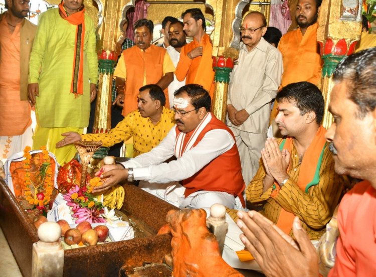 मनकामेश्वर मंदिर में आयोजित कार्यक्रम में प्रतिभाग करते हुए उपमुख्यमंत्री ने की पूजा अर्चना एवं प्रधानमंत्री के कार्यक्रम के सजीव प्रसारण को देखा