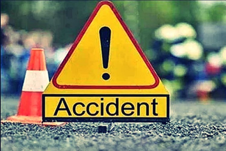 ट्रक में पीछे से भिड़ी एंबुलेंस, दो की मौत, दो घायल