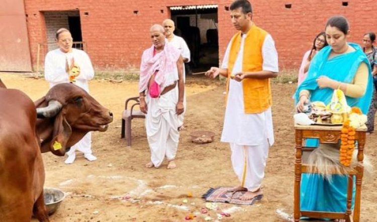 भक्तों ने गौ माता को खिलाया केला व गुड़, गौ पालकों को भी दिया गया पुरस्कार