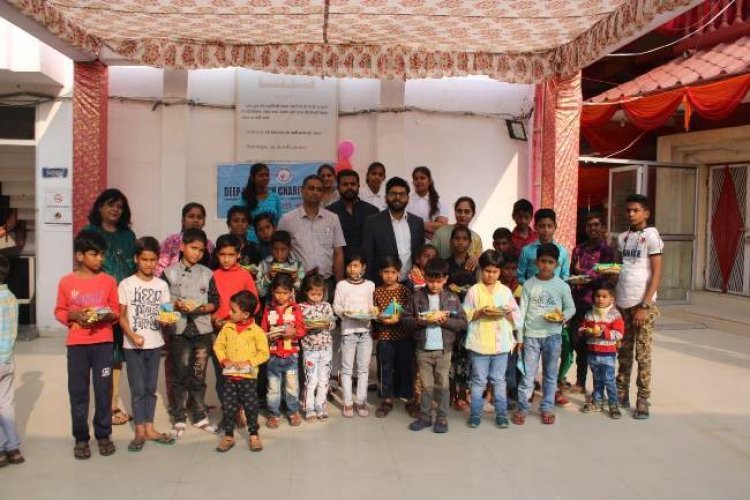 बाल दिवस पर बच्चों को दी गई स्टेशनरी, बिस्कुट, चॉकलेट और गुलाब के फूल