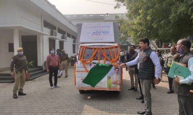 जिलाधिकारी ने प्रधानमंत्री फसल बीमा योजना की वैन को हरी झण्डी दिखाकर किया रवाना