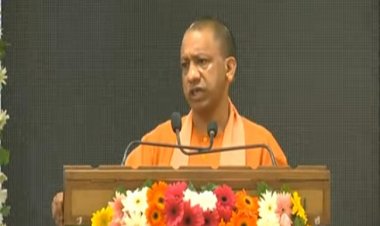 मुख्यमंत्री योगी आदित्यनाथ शहीद पृथ्वी सिंह को दी श्रद्धांजलि, परिवार वालों को बंधाया ढांढस