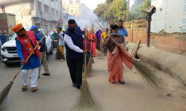 काशी में दूसरे दिन चला विशेष स्वच्छता अभियान, मंत्री नीलकंठ और महापौर ने थामी कमान