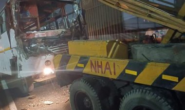 खड़े डम्फर में घुसी बस, कई यात्रियों की हालत नाजुक