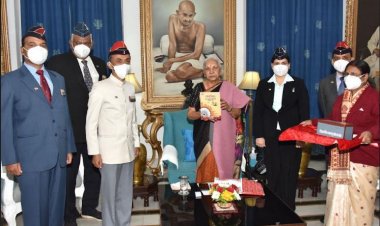 सशस्त्र सेना झण्डा दिवस के अवसर पर राज्यपाल को लगाया झण्डा