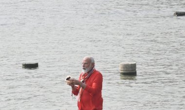 प्रधानमंत्री ने मां गंगा में लगाई डुबकी, भगवान सूर्य को दिया अर्घ्य