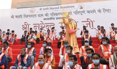 विश्वनाथ धाम के लोकार्पण के पूर्व प्रधानमंत्री ने श्रमिकों पर की पुष्पवर्षा, दिया मान