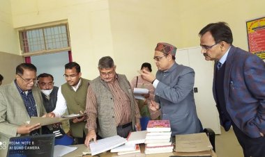 मुक्त विवि में नैक टीम ने किया अभिलेखों का परीक्षण