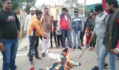 हेयर स्टाइलिस्ट जावेद हबीब का वीडियो वायरल, थूक लगाकर काटे महिला के बाल