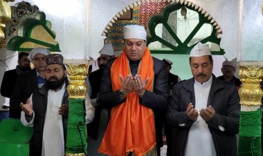 मंत्री मोहसिन रजा ने दरगाह पर चादर चढ़ाकर प्रधानमंत्री मोदी के लिए की दुआ