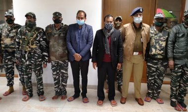 श्री काशी विश्वनाथ मंदिर में तैनात सुरक्षा कर्मियों में जूट का जूता वितरित