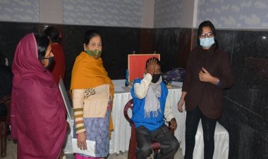 नि:शुल्क स्वास्थ्य शिविर में चिकित्सकों ने मरीजों को दिया परामर्श