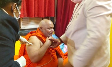 पद्म विभूषण जगद्गुरु स्वामी रामभद्राचार्य महाराज ने टीका लगवा कर ओमिक्रान से सतर्कता का दिया सन्देश