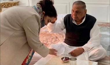 भाजपा की अपर्णा ने सपा संरक्षक मुलायम से लिया आशीर्वाद