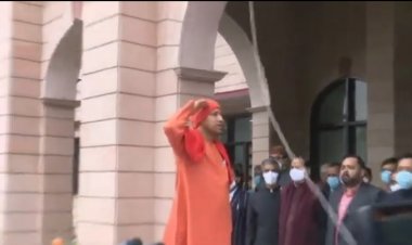 मुख्यमंत्री योगी ने फहराया तिरंगा, स्वतंत्रता और लोकतंत्र सेनानियों को किया नमन