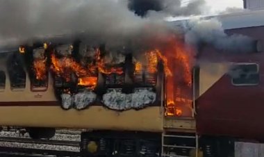 गया रेलवे स्टेशन पर छात्रों का तांडव,एक ट्रेन के 3 बोगियों में लगाई आग