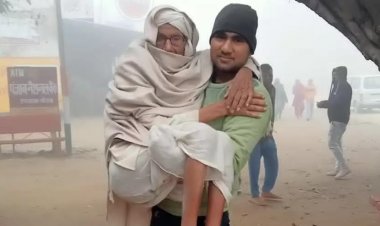 पोते की गोद का सहारा लेकर मतदान करने पहुंचे सौ वर्षीय दादा