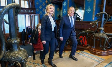 रूस पहुंची ब्रिटेन की विदेश मंत्री ने यूक्रेन संकट पर की लावरोव के साथ बैठक