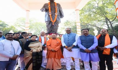 मुख्यमंत्री योगी ने पुष्पांजलि अर्पित कर दीनदयाल उपाध्याय को किया नमन