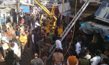 बांदा : चूड़ी और कॉस्मेटिक की तीन मंजिला दुकान में लगी आग, 70 लाख का नुकसान