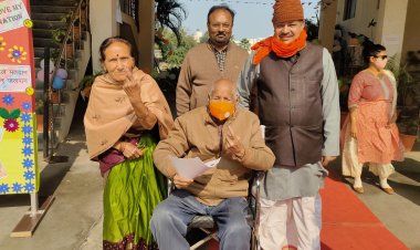 व्हील चेयर से मतदान करने पहुंचे बीमार और अति वृद्ध मतदाता, गजब का उत्साह