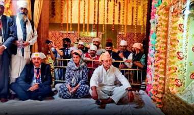 वाराणसी के रविदास मंदिर में नतमस्तक हुए राहुल और प्रियंका