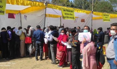 प्रयागराज में पोस्टल बैलेट से कर्मचारियों ने किया मतदान