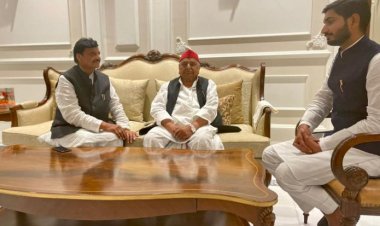 मतदान से पहले शिवपाल ने मुलायम से लिया आशीर्वाद, कहा - सपा गठबंधन को मिलेंगी 300 सीटें