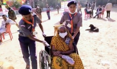 दिव्यांगों में दिखा मतदान को लेकर गजब का उत्साह, व्हील चेयर पर बैठकर ऐसे पहुंचे पोलिंग बूथ