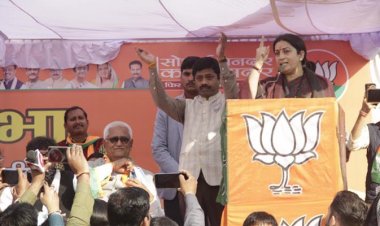 मां लक्ष्मी साइकिल पर नहीं, कमल पर बैठ कर आती हैं : स्मृति ईरानी