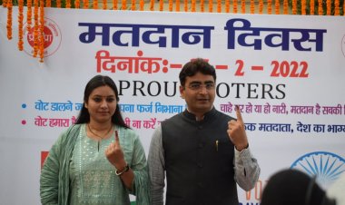 जिला निर्वाचन अधिकारी/जिलाधिकरी एवं वरिष्ठ पुलिस अधीक्षक मतदान के दौरान विभिन्न मतदान केन्द्रों पर भ्रमणशील रहकर व्यवस्थाओं का लेते रहे जायजा