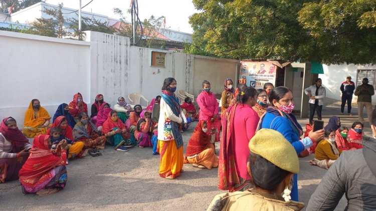 स्वाती सिंह का टिकट कटने से आहत सैकड़ाें महिलाओं ने भाजपा प्रदेश अध्यक्ष का आवास घेरा