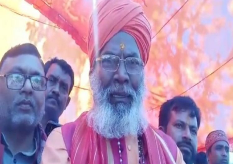 सपा और हिज़ाब के मुताबिक़ नहीं, भारत के संविधान से चलेंगे स्कूल: साक्षी महाराज