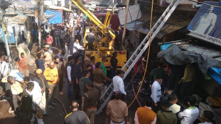बांदा : चूड़ी और कॉस्मेटिक की तीन मंजिला दुकान में लगी आग, 70 लाख का नुकसान
